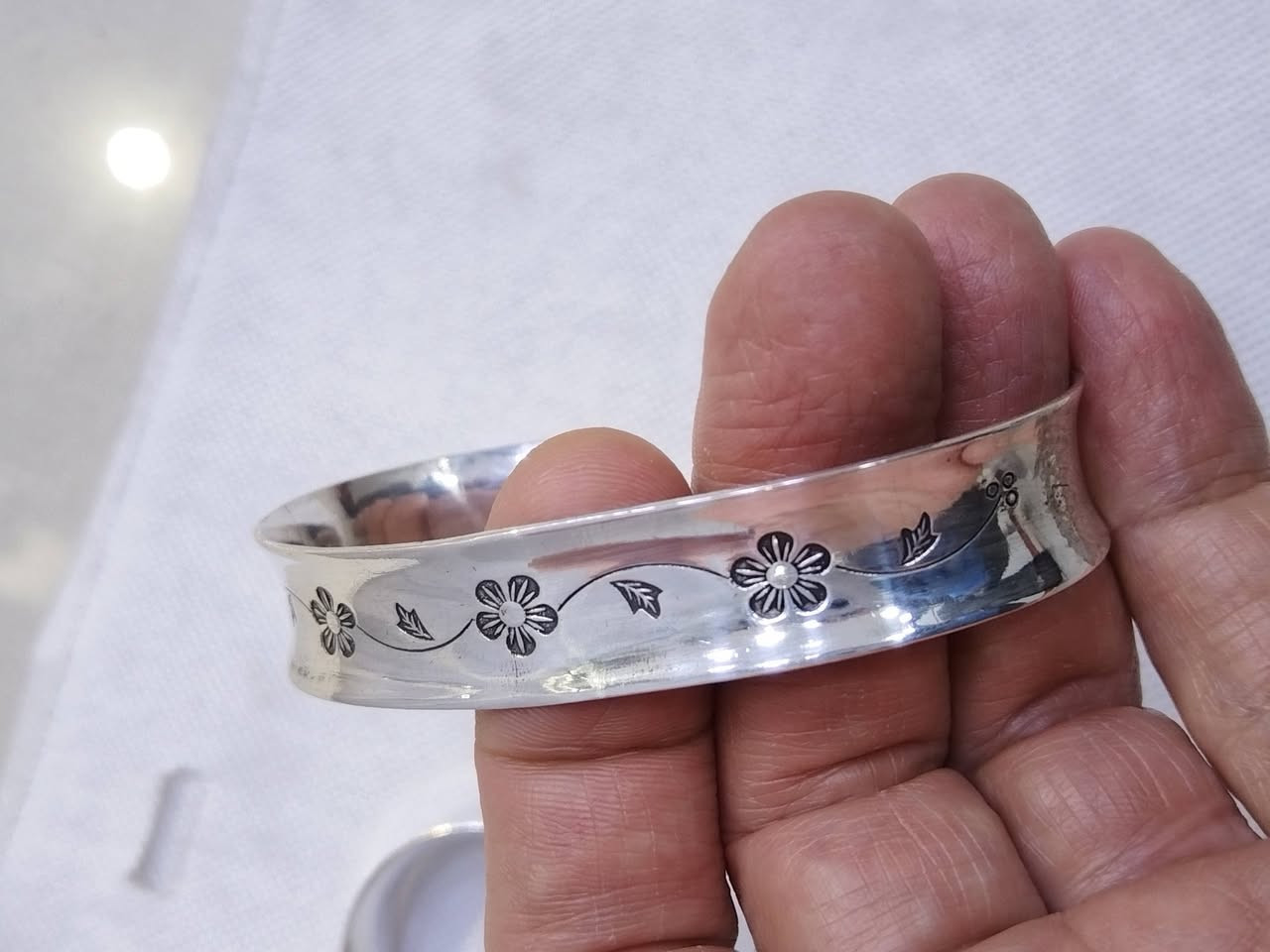 السلام عليكم...
سوارين فضة انتيك عيار ٩٩٠ عالي ماركة الوزن 57.25 غرام سعر الغرام 4000 دينار سعرهم مع التوصيل 230 الف .... رجاء السعر نهائي رجاء


**إذا كنت صاحب هذا الإعلان وتريد حذفه لأي سبب، رجاءا أرسل رسالة إلى الدعم الفني**