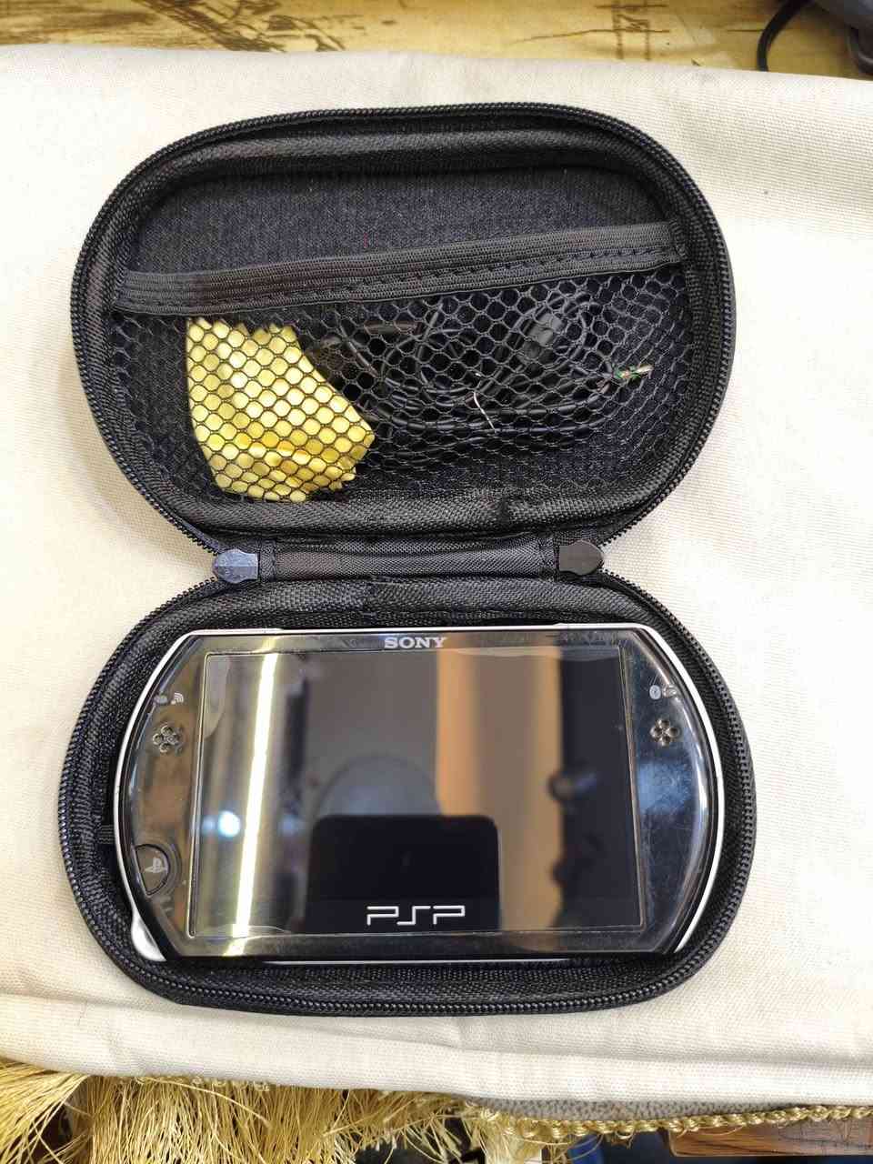 PSP GO
نظيف جدا 
مهكر ومليان العاب 
ويا شاحنه وحافظة وسماعة 
اكتب رقم 1 بالتعليقات وادزلك السعر او ادخل خاص 
يوجد توصيل لكل العراق 
***********
