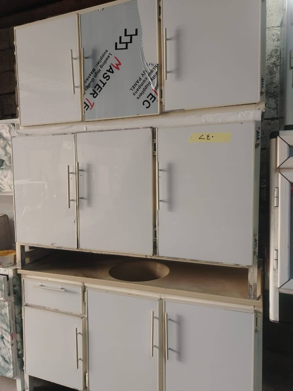 للبيع كونترات بالة مستعملة النضافة موضحة بالصور  ابيع واشتري واراوس الاسعار موضحة بالصور وبيهن ممجال 
العنوان : بلدروز مقابيل مدرسة الثقافة مجاور انفنتي مول 
للاستفسار: ***********/***********
