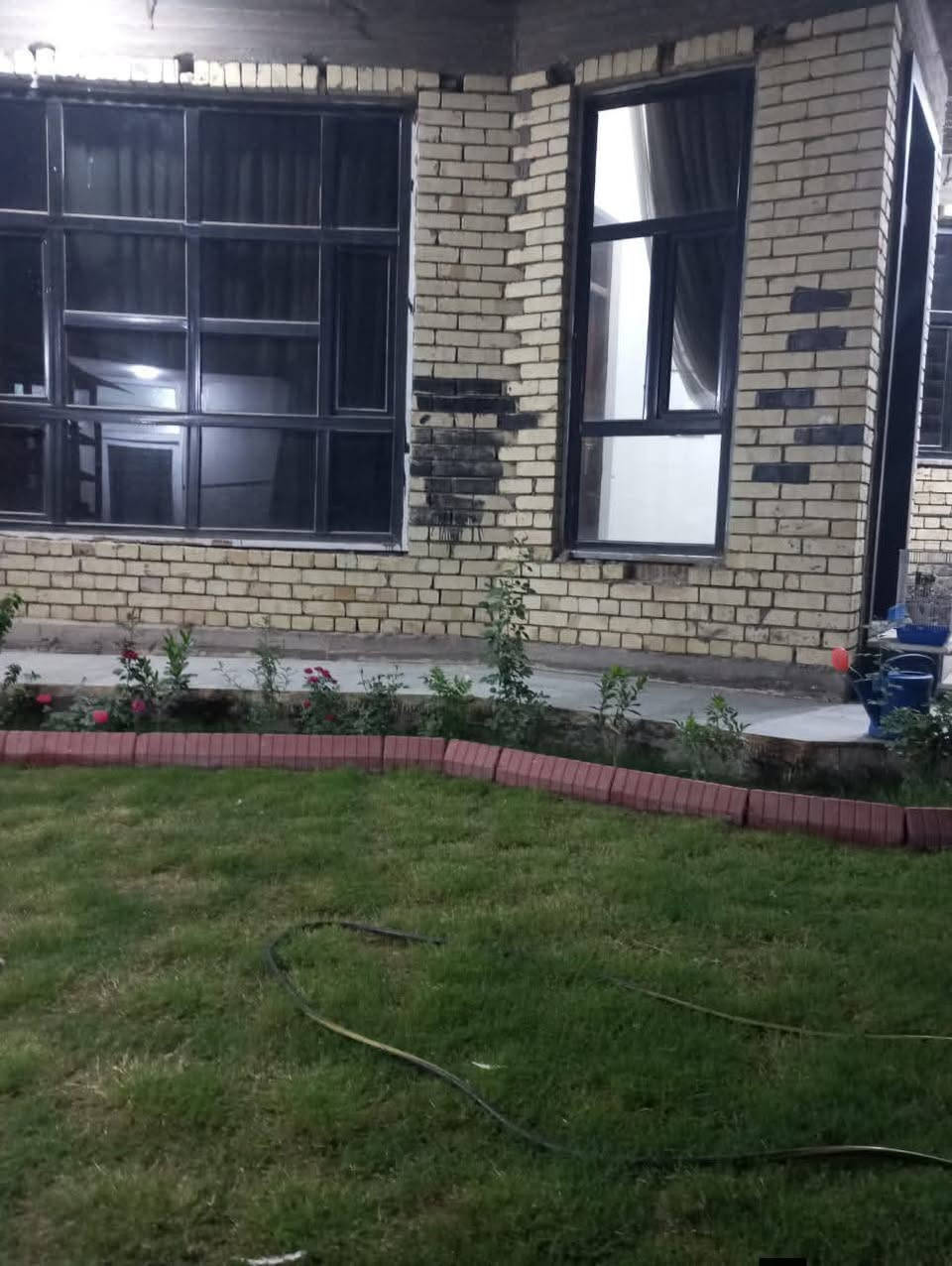 � للبيع دار زراعي سند 25 🏡
الصويرة 
📍 بالقرب من كراج بغداد – شارع الشقق مقابل فلكة المهندس
🚧 على شارع 20م ويبعد 70م عن الشارع العام

🏠 الدار طابقين بناء درجة أولى
الطابق الأول: غرفتين نوم، صالة استقبال، مطبخ حار ومطبخ بارد، ومجمع صحيات داخل البيت
الطابق الثاني: صالة وغرفتين نوم سويت

💧⚡ جميع الخدمات متوفرة
ماء، كهرباء، مجاري، وشارع صبّ

📐 المساحة: 330 متر
🪑 يُباع مع الأثاث

📞 للاستفسار: ***********
أو التواصل خاص
