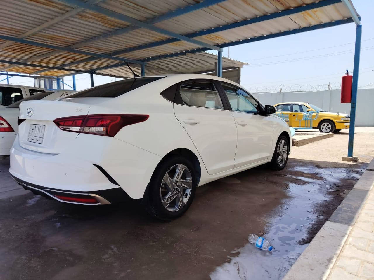 🚗 إعلان بيع سيارة: هيونداي أكسنت 2023 (خليجي فول) 🚗
​السلام عليكم إخواني الأعزاء..
​للبيع سيارة هيونداي أكسنت موديل 2023، وارد خليجي، السيارة بحالة الوكالة وجديدة كلش (استلام شركة).
​📋 المواصفات والتفاصيل:
​المحرك: 1600 (نشط واقتصادي جداً).
​المواصفات العالية:
​فتحة سقف (سلايد روف).
​نظام كبح 4 ديسكات.
​تبريد قطعتين (أمامي وخلفي ثلج).
​الرقم: رقم بصرة (التحويل ثاني يوم مباشرةً).
​العداد (المسافة المقطوعة): 60,000 كم (قابلة للزيادة البسيطة).
​الحالة العامة: السيارة مكفولة من كل شيء (عامة).
​الـبـدي: توجد بها طخات بسيطة جداً وغير مؤثرة (على وضع البلاد)، السيارة ما مصلحة.
​💰 السعر والتواصل:
​السعر: 135 ورقة (13,500$) وبيها مجال للشراي الطيب.
​مكان السيارة: البصرة.
​للاستفسار والاتصال: *********** أو المراسلة على الخاص.
​ملاحظة: السيارة فول مواصفات ومال مستخدم، جاهزة من مصد لـ مصد وما تحتاج أي مصروف. الشراي يتفضل وما نقصر وياه. البصرة, العراق
