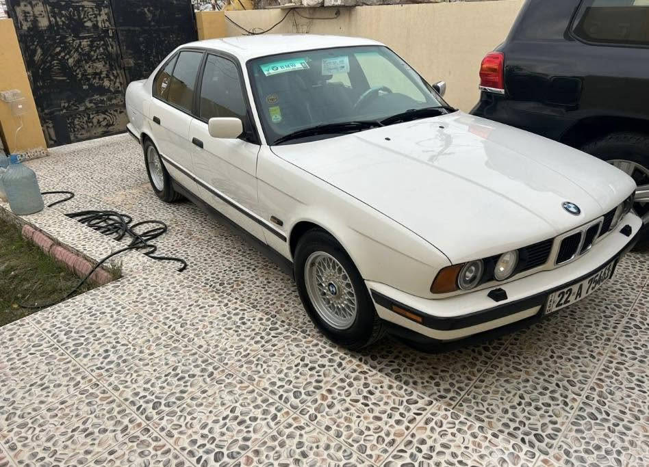 السلام عليكم للبيع او مراوس BMW525iاصل جديده لوك
موديل ١٩٩٠ 
بدون صبغ 
 كير اوتماتيك
٤جام كهرباء 
سنتر لوك  
تبريد 
جاهزه بدون اي نقص 
بدون اي حادث او تبديل او خياس  
عنواني بغداد السيدية
السعر ٧٧$
***********
