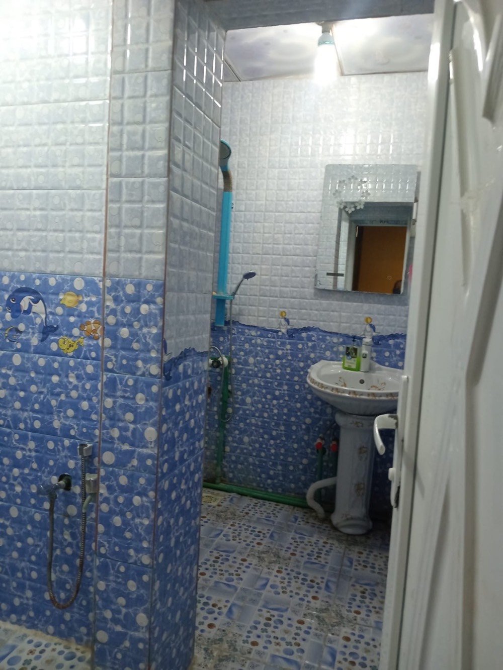 شقة للبيع مساحة ١٠٠ متر وقف سني مسجلة اصولية في منطقة بريهة قرب فندق البصرة  السياحي تتكون من .…
١- غرفتين كبار 
٢- استقبال
٣-مطبخ 
٤-صحيات
٥-سطح كامل 

*السعر ٦٣ مليون ***********