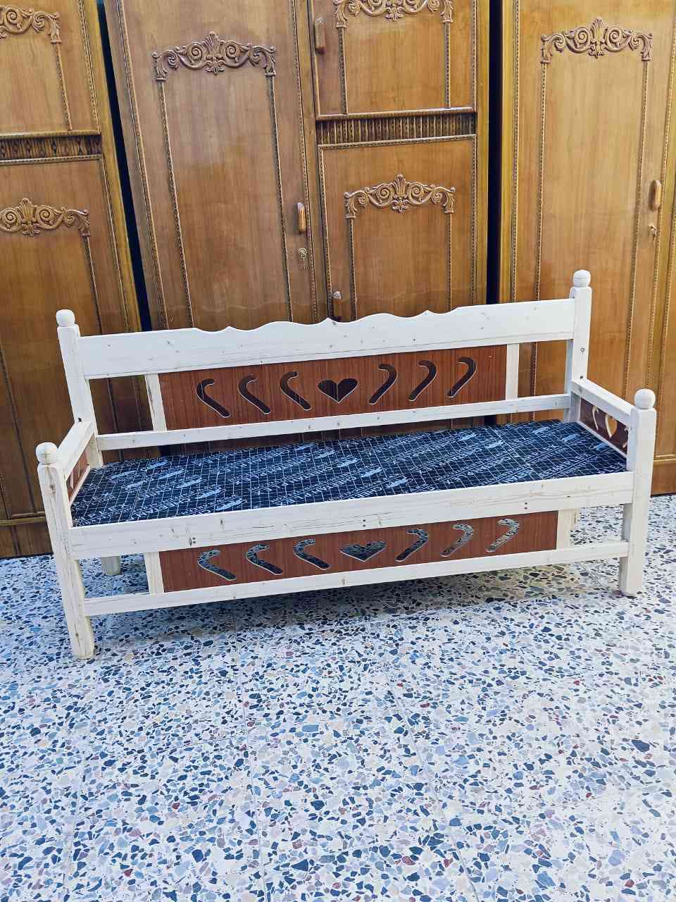 السلام عليكم ورحمه الله وبركاته 
متوفر كرويتات شغل عراقي خشب روسي 
قياس عرض ٥٥ سم الطول ١٧٥ سم ٣ نفرات 
متوفر جملة مفرد 
للحجز الاتصال على الرقم 
***********
***********
