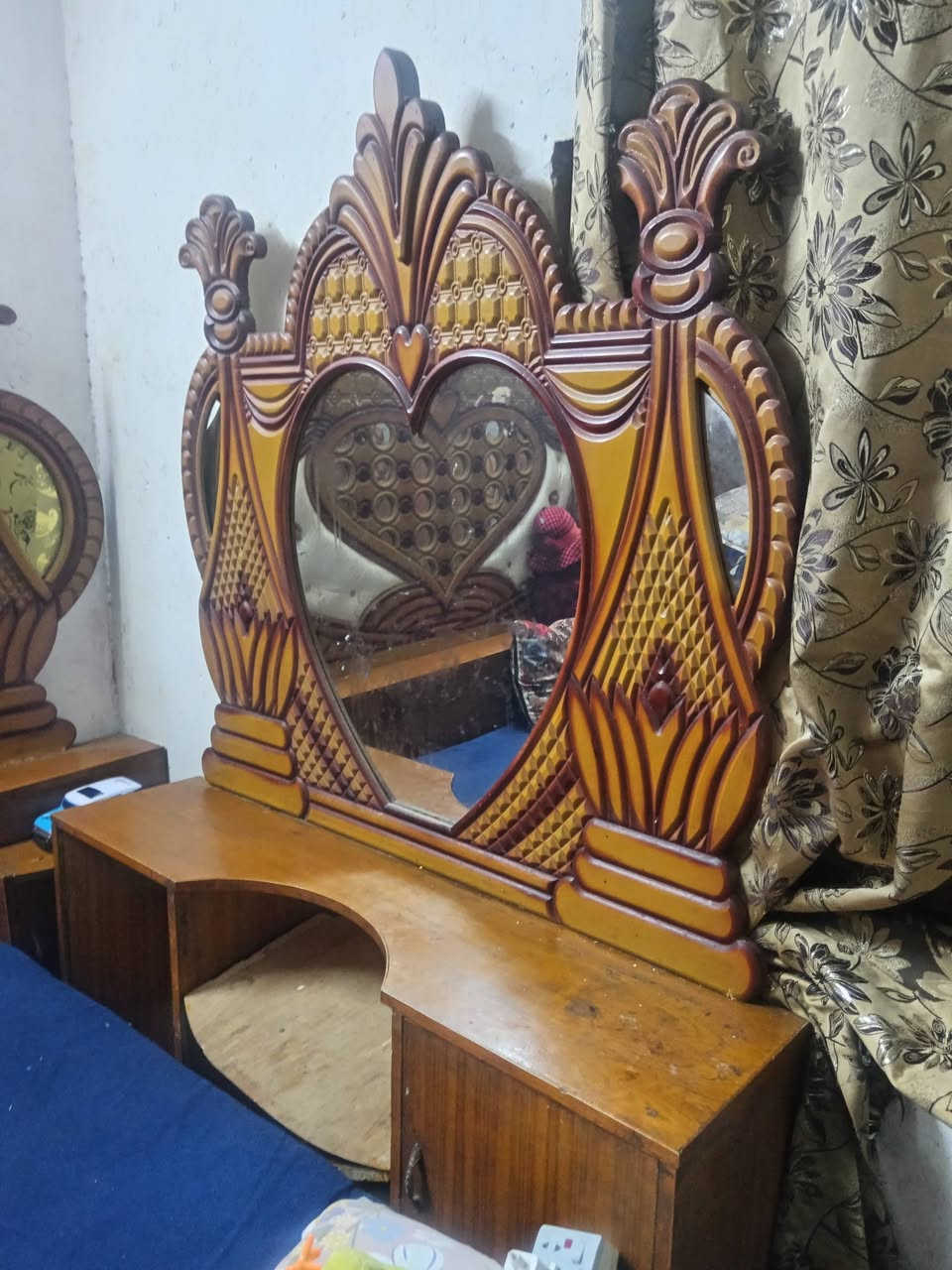 سلام عليكم غرفة النوم مستعملة للبيع بس الميز تعبان كلها نضيفة عنوان مدينة الصدر الرقم ***********
