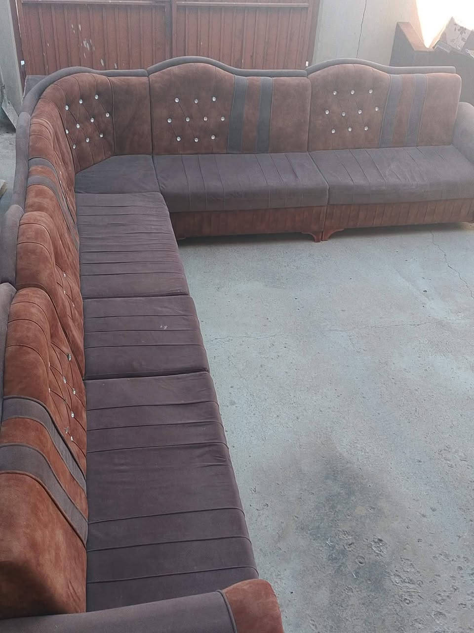 سلام عليكم اخوان عندي ديوان للبيع 6قطع أسعر 150ديوان نضيف ***********

