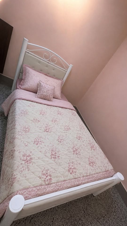 الاغراض مثل الصوره تماما  
ميز المرايا ٤٠ 
الكنتور الوردي ١٠٠ 
الكنتور الصاج ١٠٠
طبعا الكنااتير كلش نضيفات
الجرابي الوحده ب ٣٠
مكاني السيديه وهذا الرقم *********** واتساب او خط
بس اليريد يشتري يدخل
