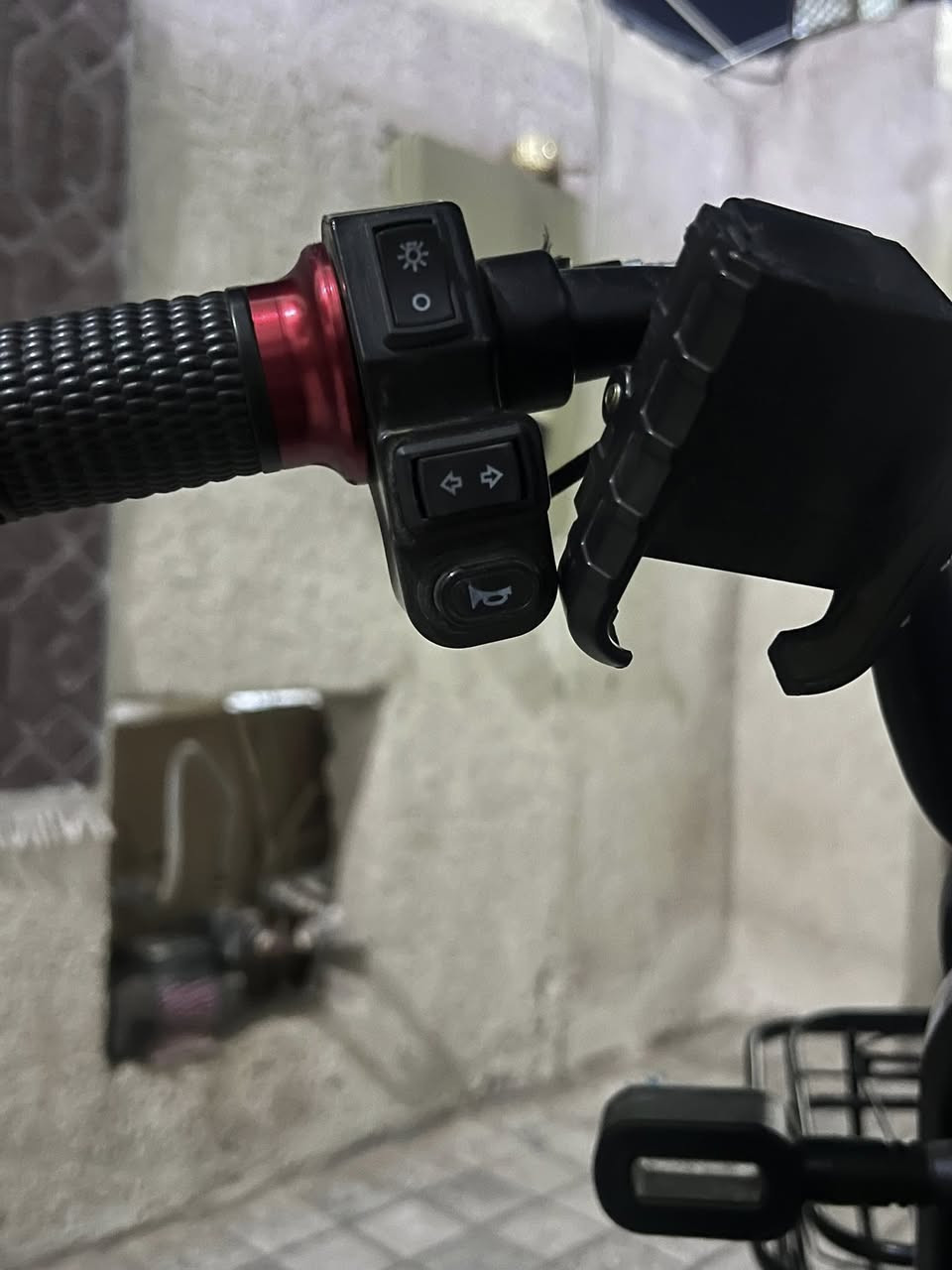 السلام عليكم دراجة شحن happy أربع بطاريات تمشي بالشحنة الوحدة ٦km الدراجة استعمال قليل شهرين فقط مواصفتها مثبت سرعة أشاير بلوتوث تتحمل وزن ١٠٠ كيلو ستاند حامل الموبايل شاشة كشف اعطال تجي بصمة وسويج السعر 185 وبيهة مجال بسيط للاستفسار *********** مكاني الكرخ
