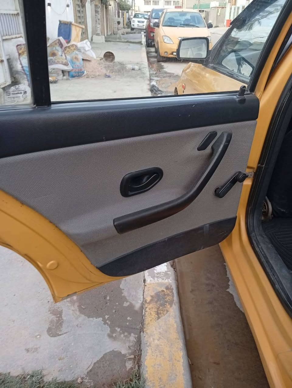 السلام عليكم اخوان سمند ٢٠١٠ للبيع سيارةجاهزة كبل للشارع مكينة وكير خير من الله تبريد ثلج كلج طبي كهربائيات كلها شغاله كيج بانزين كيج حماوه رون كيلو متر كلها شغاله سنتر لوك شغال تخم تاير السعر ٢٨ للاستفسار الاتصال *********** أبو قصي غير متواجد واتساب تحياتي للجميع

