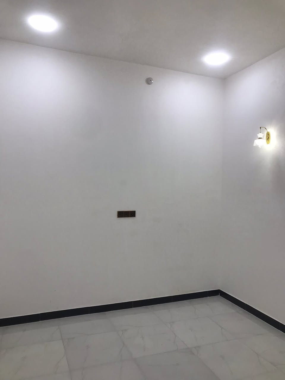 بيت للبيع المساحة 100 م خلفي بناء حديث طابق ونص فارغ حاليا جاهز للسكن محتويات البناء ) الطابق الاول غرفة النوم وصالة ومطبخ صحيات داخلية وخارجية مع استقبال الطابق الثاني غرفة النوم وصالة بناء فول مواصفات) العنوان الصالحية قريب على شارع القائد ب فرع الإتصال على *********** ابو علي الاسدي إذًا عجبك المكان تعال للمكتب ودزك علية احسن
