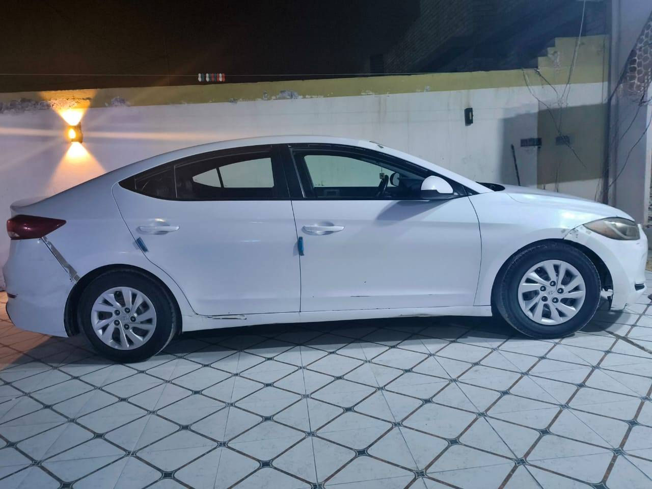 السلام عليكم 
النترا. للبيع 2017 وارد امريكي 
رقم نجف. 
اخوان السيارة بيه تكشير صبغ..... وبيه طخة موضحة في الصورة 
تحويل ثاني يوم...... السعر 115 وبيه مجال حك الجية. مكان السيارة النجف الاشرف.. ***********
