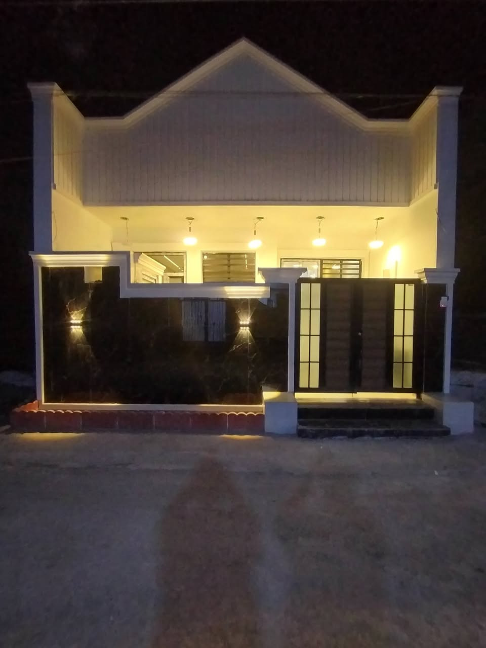 سلام عليكم بيت البيع المساحه ١٠٠ متر مجمع العدل لأول طابق ونص لبيت يحتوي على ستقبال ومطبخ وصاله غرفه نوم عدد ٢ وصحيات عدد ٣ وبيتونه اتصال واتساب ***********
