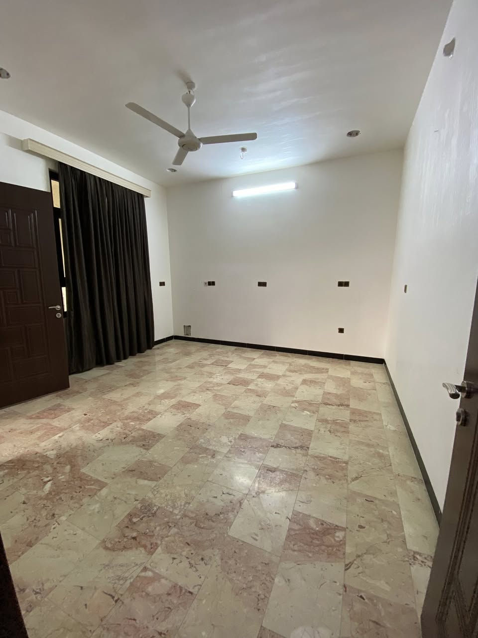 السلام عليكم
مشتمل للايجار في الفلوجة حي الشرطة شارع الاكارم

طابق ثاني معزول عزل تام كهرباء ومي مكون من غرفه عدد ٢ وصاله ومطبخ وحمام عدد ٢ مع سبالت 2 كنتوي وتعليگ 

الايجار لعائله صغيره جداً
سعر الايجار 500 الف

للتواصل *********** واتساب فقط

اي مكتب عقار ليتواصل رجاءً🤎
