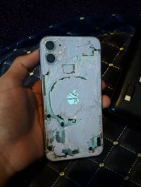 شباب عندي هذه ايفون  11 عادي ذاكرته ٦٤ وكع من عندي وتفلش نقصه فقط شاشه...