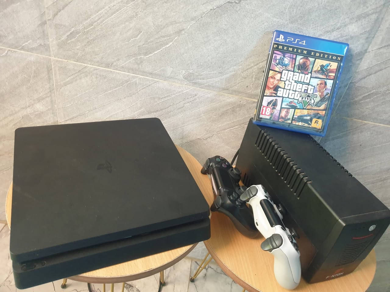 سلام عليكم بلي 4 للبيع سلم ذاكره  500 ويا ثنين يدات و قرص GTA و يو بي اس بس بطاريته ضعيفه يعني ميطول هواي و البلي نضيف فووول و تجي تفحص اذا مفتوح لو مصلح تعال رجعه و تدلل ما مهكر السعر 250 و بي مجال عنوان بغداد الشعب حي البساتين *********** بي واتساب
