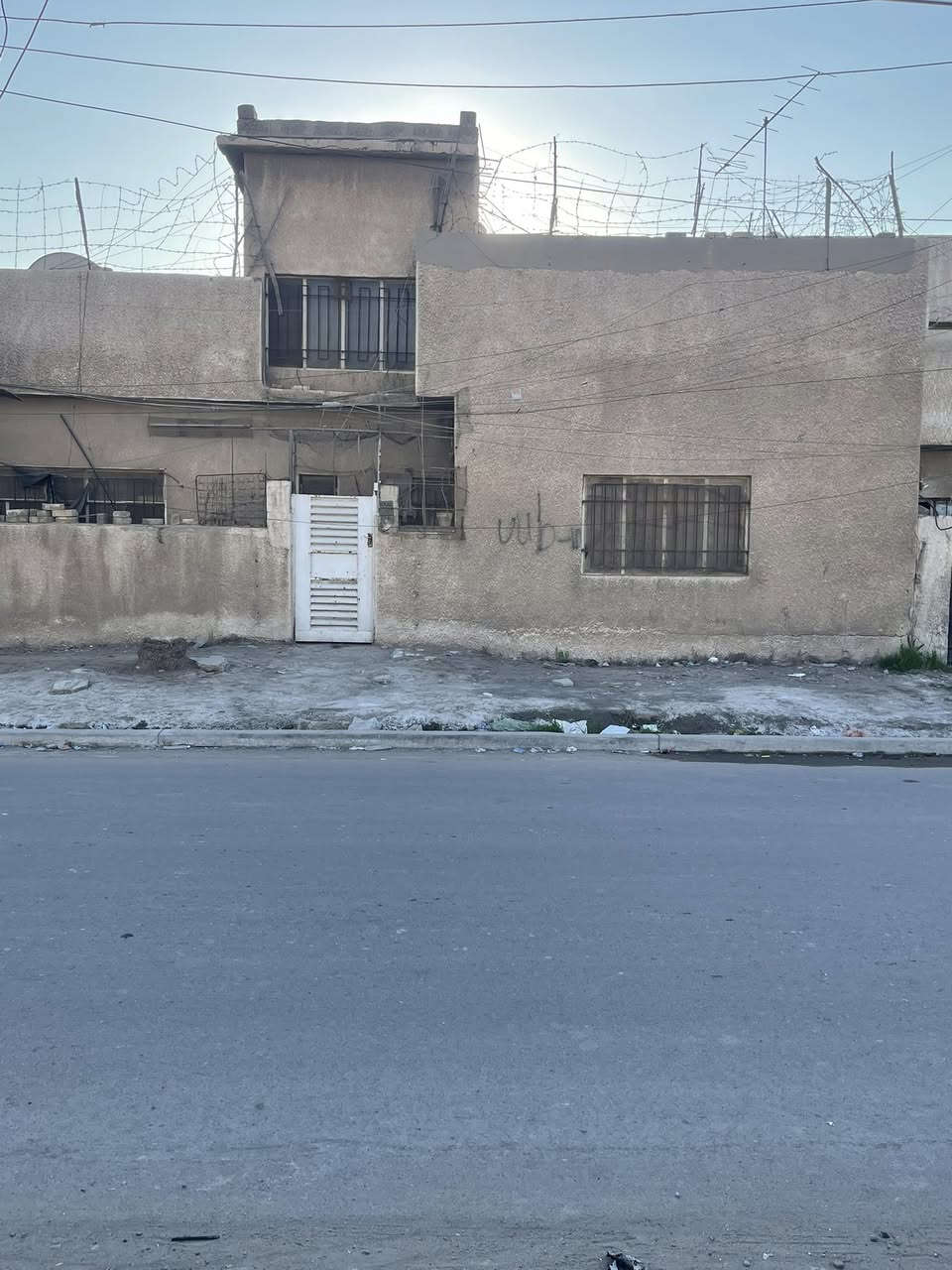 قطعه ارض للبيع مساحه 45 متر في منطقة الطائي في حي الجهاد. موقع مميز 

شارع 15 متر. 

 قريبه جداً من الشارع العام 

سعر مناسب.  115 مليون وبيه مجال 

لاتصال سيف ابو يزن. 

***********

*********** 

مراجعه مكتب السلام الهندسي مجاور الجمعيه الاستهلاكيه مقابل اسواق السفير الضباط شارع العام حي الجهاد
