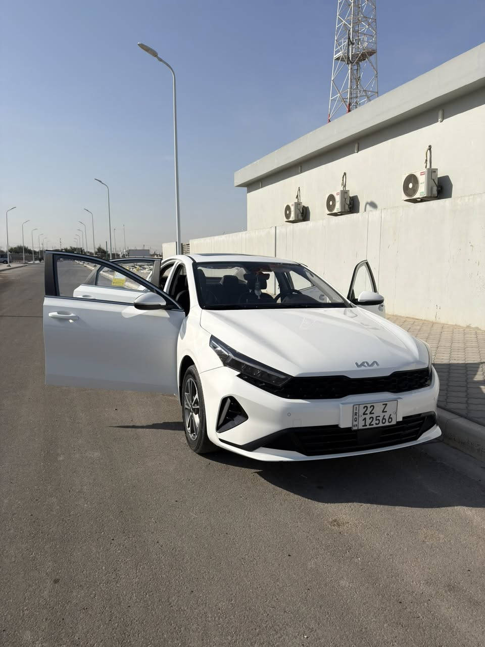 كيا k3  للبيع موديل 24  السارة ماشيه ٢٣ الف
السيارة كلين ماعدا الطخه البسيطه بلبنيد بس هاي  فول مواصفات فتحة سقف  محركها 1.5 
للتواصل ***********
