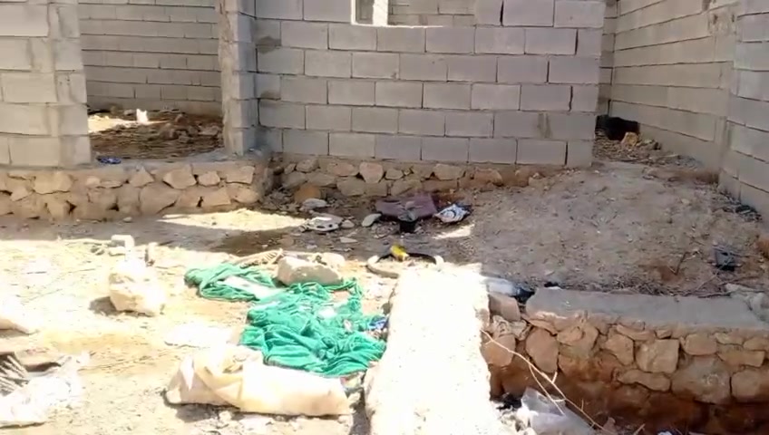 للبيع هيكل
مساحه 200
حي الفاروق... عرض الشارع 8متر
متكون من غرفه عدد2 وصاله ومطبخ وديوانيه وصحيات عدد2 داخليه وخارجيه 
للستفسار اكثر الاتصال بالرقم ***********

