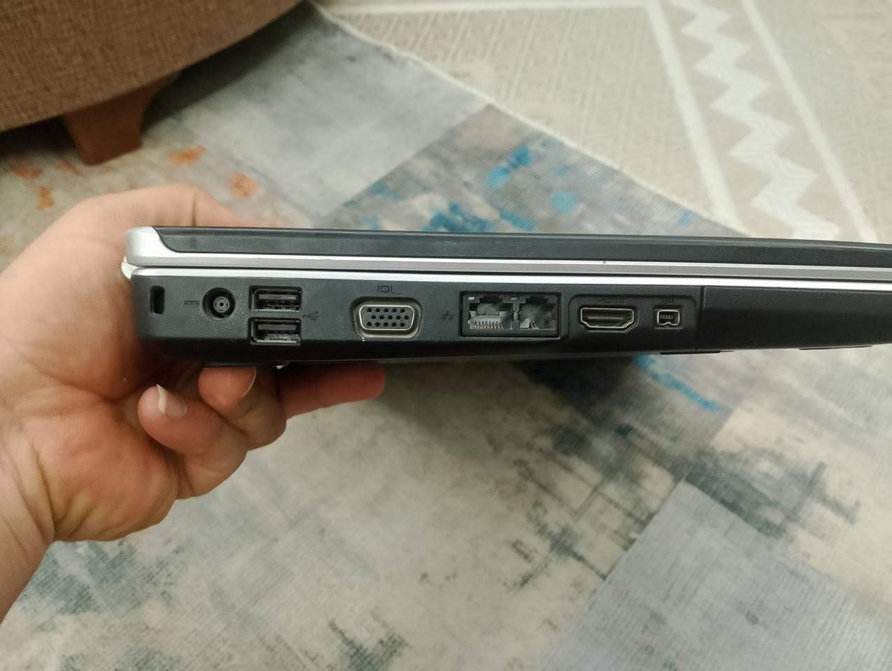 السلام عليكم
لاب توب نوع Dell
دفتري يفتح لغاية ١٨٠ درجة 
شاشة ١٧ فل اج دي 
رام واحد كيكا 
بروسيسر ٢ كيكا 
هارد ٥١٢ كيكا بايت 
معرف كارت الشاشة والصوت 
بطارية ساعة ونص تشغيل 
مع شاحنة اصلية 
نظام وندوز ٧ محدث 
مع كافة التعاريف والبرامج المكتبية 
نظافة الجهاز ٨٥٪ 
بدون اي عطل 
للبيع بسعر مناسب جدا 
١٥٠ الف دينار فقط 
للتواصل ***********
