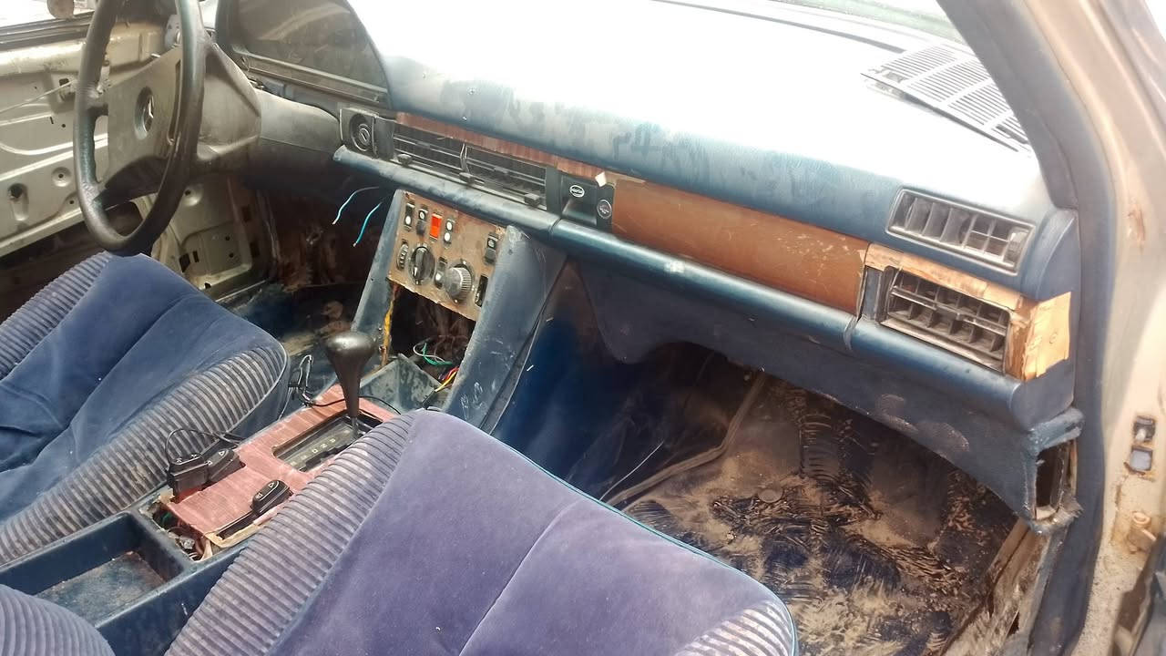 مرسيدس 300موديل85. رقم بغداد انكليزي مميز اربع ارقام محرك 2500 بي تبخير تخم تاير السعر 28 الإتصال ***********
