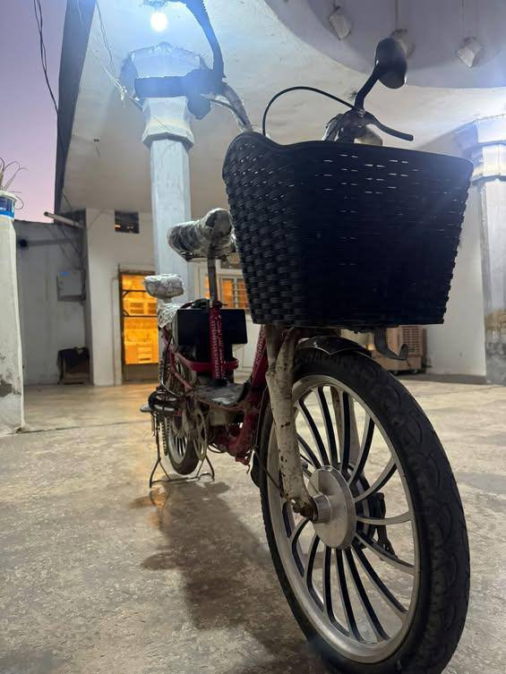 السلام عليكم 

دراجه شحن 🚴
للبيع🎉
بطاريات جديده قبل شهر شديتهن 🔴

دراجه نضيفه كما موضح بصوره ✅
سرعه 60حقيقي 💯
أربع بطاريات 🌪️

ألسعر 170وبي مجال 🤷
للتواصل .
***********
واتساب وأنتصال.
