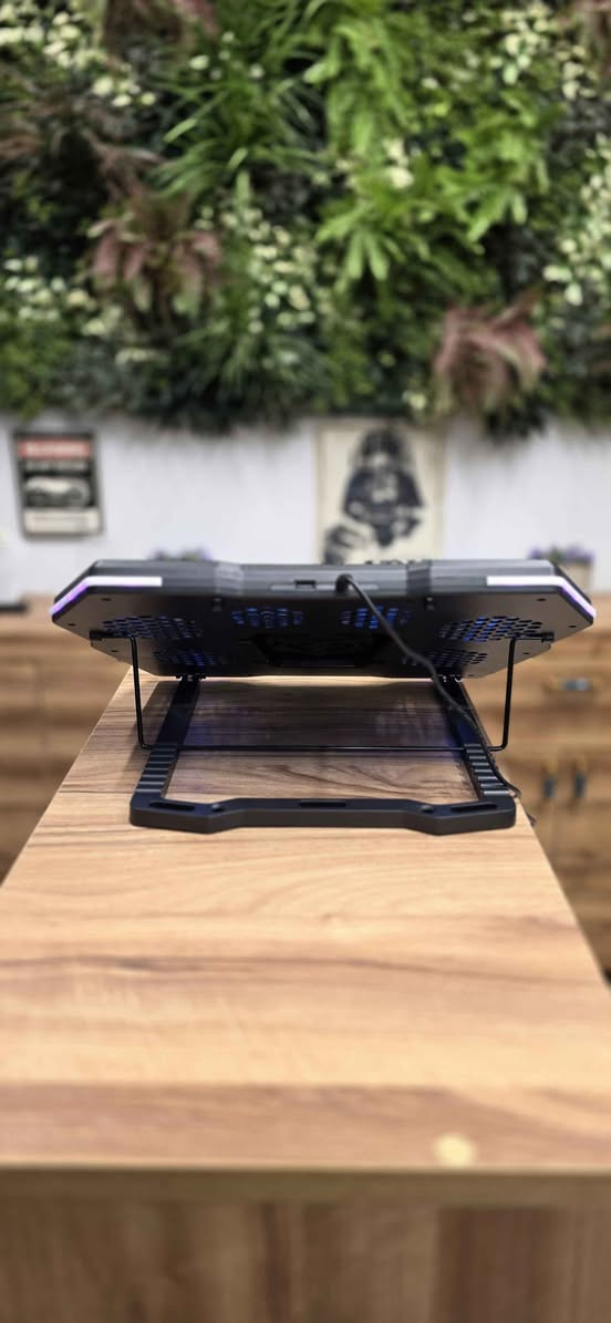 کوردی- عربي

چیتر خەمی گەرمبوونی لاپتۆپەکەت نەبێت! ساردکەرەوەی D13 بەهێزترین چارەسەرە بۆ ئەو کەسانەی یاری دەکەن یان مۆنتاژ و کاری قورس ئەنجام دەدەن.
​تەکنەلۆژیای ساردکردنەوە: بەکارهێنانی سستەمی نیمچەگەیەنەر (Semiconductor) بۆ دابەزاندنی خێرای پلەی گەرمی.
​بێدەنگ و بەهێز: خاوەنی 6 پانکەی ساردکەرەوەیە کە بە بێدەنگی کاردەکەن.
ڕووناکی RGB ڕەنگاوڕەنگ کە دیمەنێکی مۆدێرن بە لاپتۆپەکەت دەبەخشێت.
​دەتوانیت بەرزی و نزمییەکەی بەپێی ئارەزووی خۆت ڕێکبخەیت.
بە کێبڵ یان USB کار دەکات

عربي 
ودّع حرارة اللابتوب نهائياً! 🔥❄️
​أقوى مبرد للألعاب Gaming Cooler D13 وصل الآن! الخيار الأمثل للجيمرز والمصممين لضمان أفضل أداء للجهاز.
​✅ تبريد Semiconductor: تقنية تبريد احترافية وسريعة جداً.
✅ 6 مراوح صامتة: تبريد فائق بدون أي ضجيج.
✅ إضاءة RGB: تصميم عصري يضيف لمسة مميزة لسيت‌أب الخاص بك.
✅ شاشة تحكم: مراقبة السرعة والتحكم الكامل بلمسة واحدة. تكدر تشغلها من خلالها منفذ USB
​📍 متوفر الآن! تواصل معنا عبر الخاص للطلب أو الاستفسار. أربيل, العراق


**إذا كنت صاحب هذا الإعلان وتريد حذفه لأي سبب، رجاءا أرسل رسالة إلى الدعم الفني**