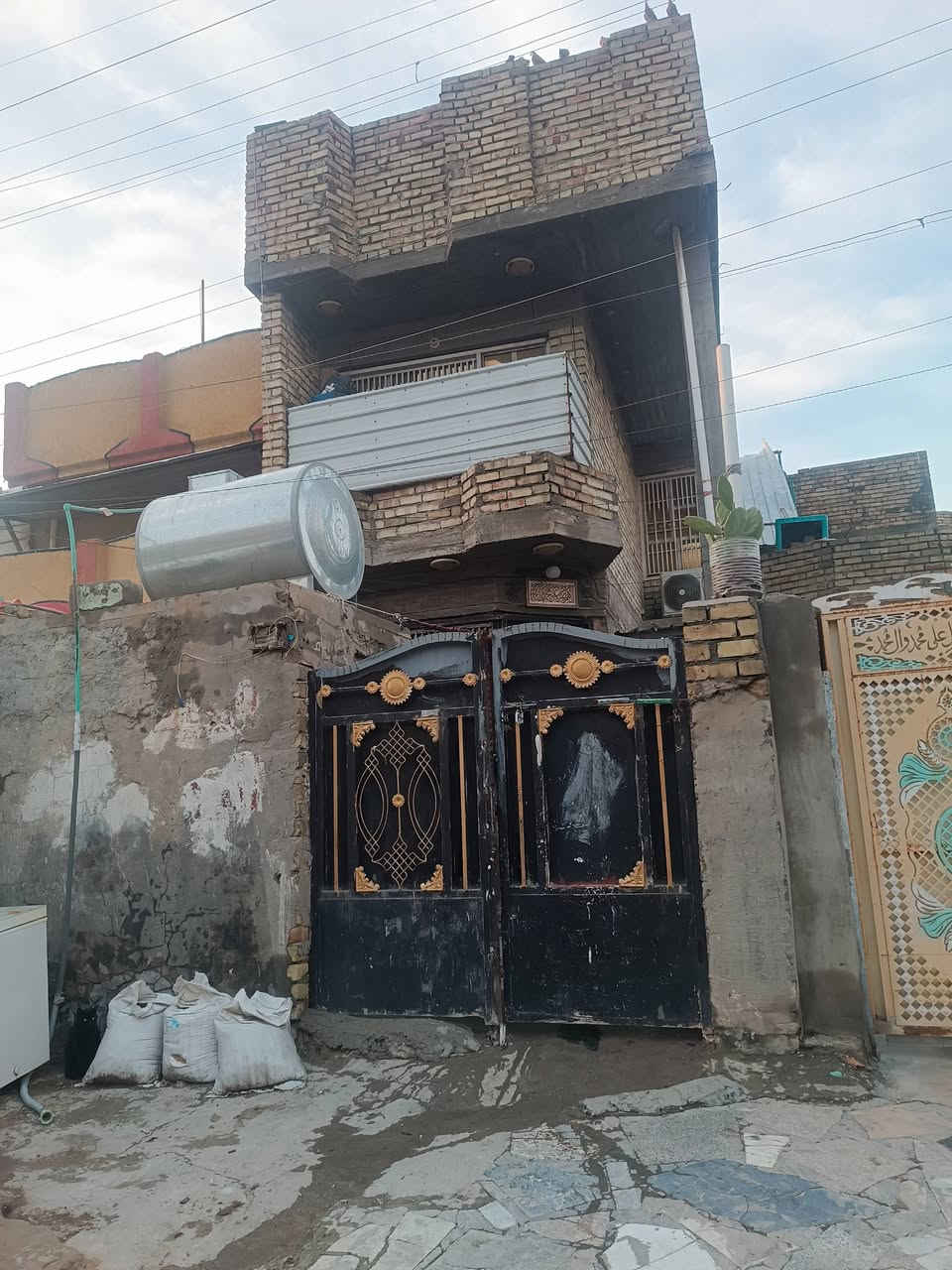 سلام عليكم 
دارين للبيع شارع  المعامل الباوية شارع العميرات تبعد عن الشارع العام ١٢٠متر  الاتصال على الرقم  التالي *********** العقار طابو صرف
