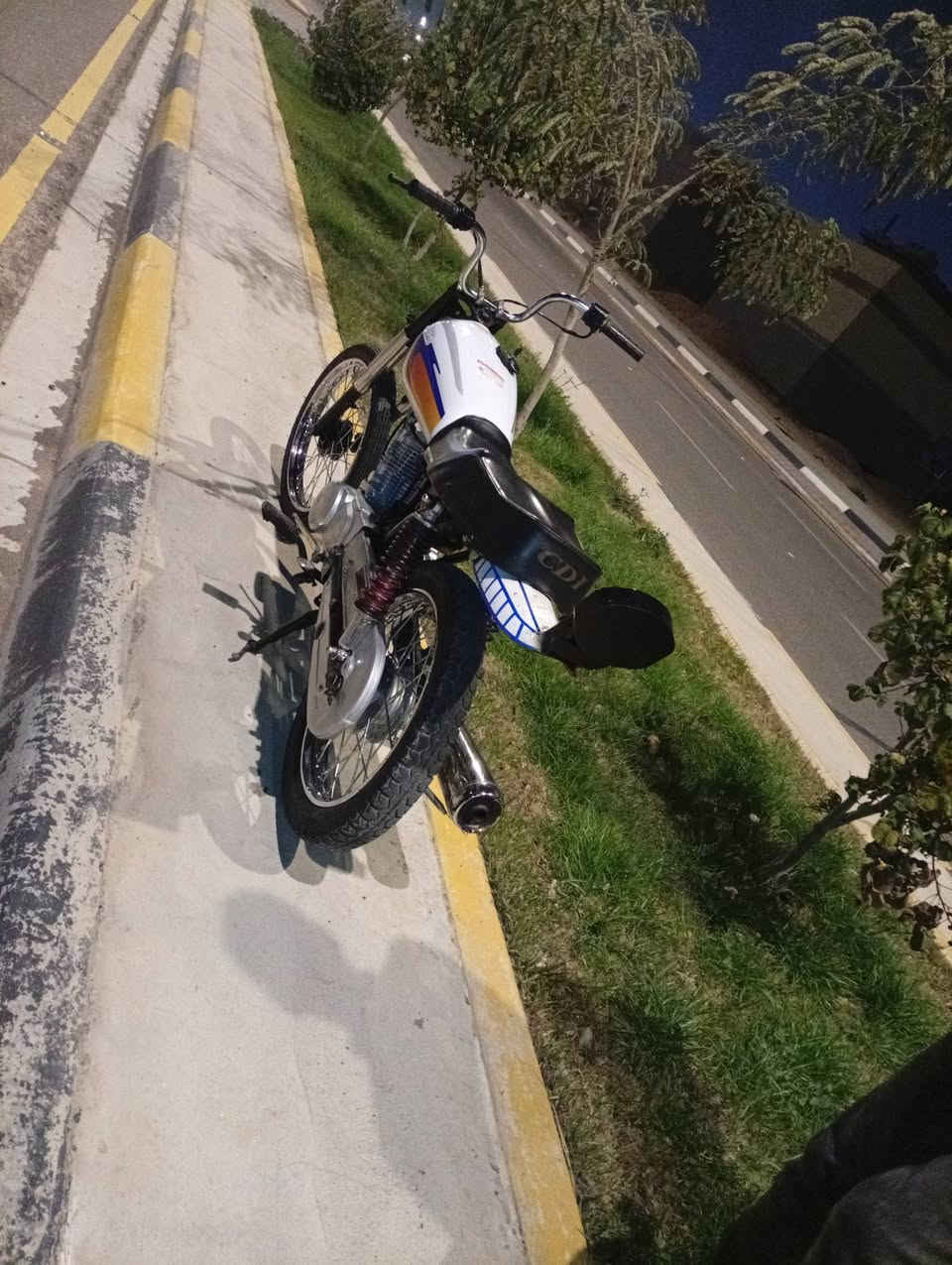 دراجه للبيع تعمير كله 26 صار لها اربعه ايام بالشارع محرك موديل 20 شاصي احمد شهاب 17 مقفوله من اي شيء دراجه كلك سعر 375 مجال قليل كلش


**إذا كنت صاحب هذا الإعلان وتريد حذفه لأي سبب، رجاءا أرسل رسالة إلى الدعم الفني**