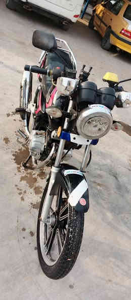 السلام عليكم دراجه للبيع جني بانده محرك 150مكفول لا صوت لا دخان لا صرف كهربائيات كلها كامله اشاير يمنه يسره لايت عالي ناصي فيدراليه سكن دبديل نمر بل دشبول انبيتري الدراجه قويه ورزنه نعومه فول مال كشخه والله الدراجه أحله من الصور/السعر 475وبيه مجال/عنواني بغداد جسر الفرنسي قرب العبيدي/رقمي ***********
