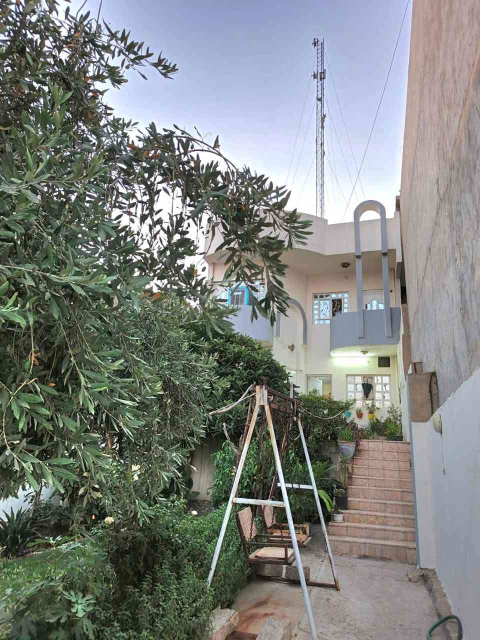 بيت للبيع مساحة ٣٠٠ متر  في مزارع الحدباء البناء عبارة كراج وحديقة كبيرة  وعن طابقين و بيتونة كبيرة...
الطابق الاول :-
مطبخ واستقبال وهول كبير وهول صغير ثاني وغرف نوم عدد ٢ ومناور وصحيات...
الطابق الثاني :-
اربع غرف نوم  مع سويت  خاص لكل غرفة  وهول كبير وصحيات...
ملاحظة....يمكن عزل الطابق الثاني عن الطابق الاول..
للاستفسار ولتفاصيل اكثر يرجى الاتصال على الرقم التالي:-
(***********)
او المراسلة على الواتس....
