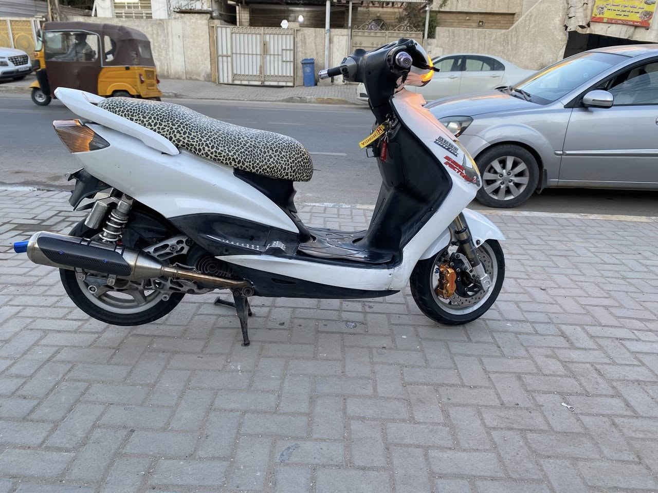 السلام عليكم سكنس نثيه ياباني دراجه مكفوله كفاله عامه دراجه بيها صدر وفج وصينيه وملقط يدات بانزين وبريك وبيها كلجات  دبلات وهاوزن وسلف ودبلات خلفي طستهن ناعمه صالنصه بوري عدل بس صالنصه سعرها ١٥٠  بيها كابريتر عكس وبيها كلوبات رياضي  وبراغي رياضي شلعه معدل تخبل الدراجه نكره سلف اذا مو نكره لتاخذها اي نقص مابيها دراجه  سعرها ٧٢٥ وبيها مجال رقمي *********** مكاني دوره
