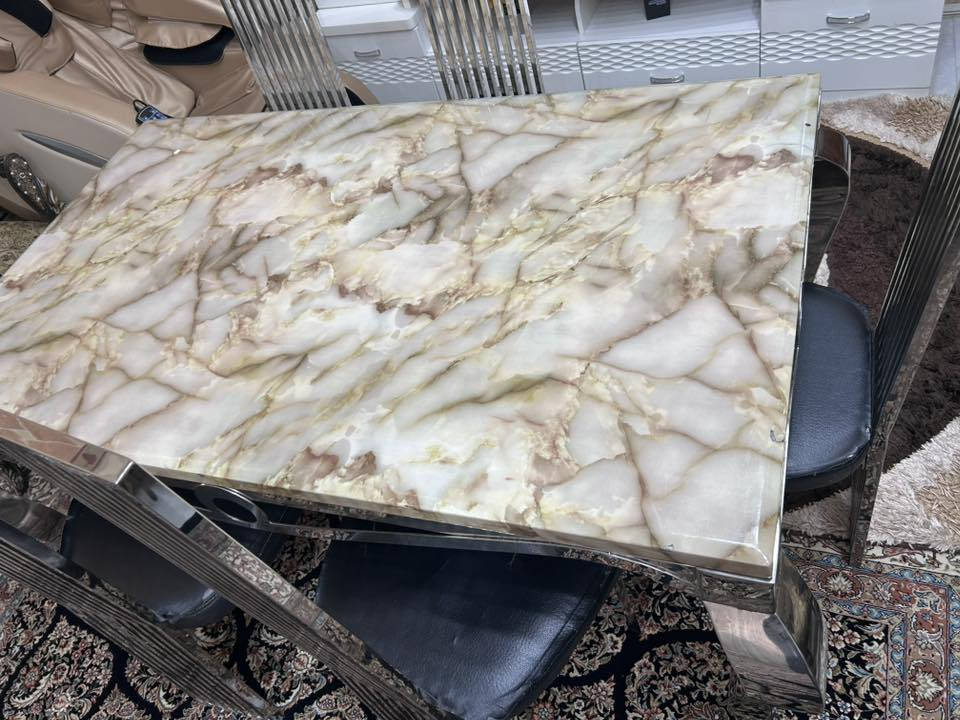 ميز طعام مرمر استعمال نضيف للبيع بسعر مناسب ***********
