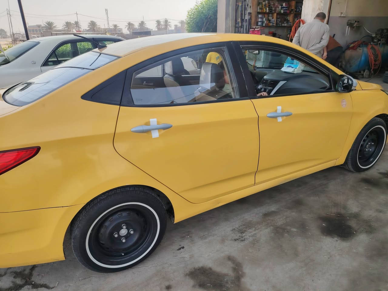 سلام عليكم اكسنت موديل 16سياره خليجي رقم دولي  كامله السياره مكينه وكير حاويه 16 قبل يومين شادهن مصفره هيه وغرامات مكان سياره بابل سعره 92وبيه مجال ***********
