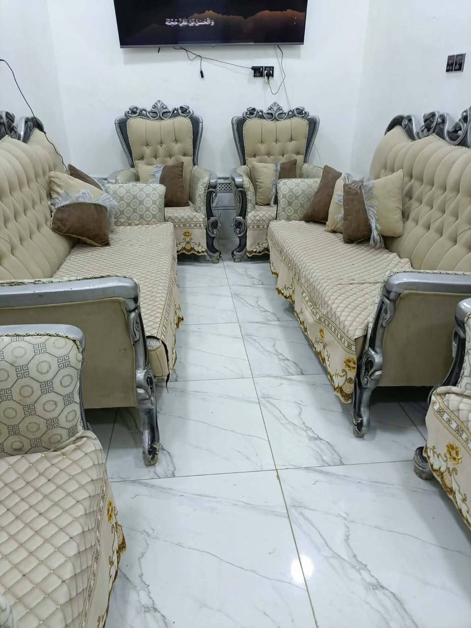 تخم رئاسي 6 قطع 10 نفرات وي الكوشات والمفرش وطبله كامل جاهز تاخذ وتفرش كلش نضيف 450 بي مجال قليل تركي الاصلي كلش نضيف الي يريده يراسلني او يتصل *********** @إشارة
