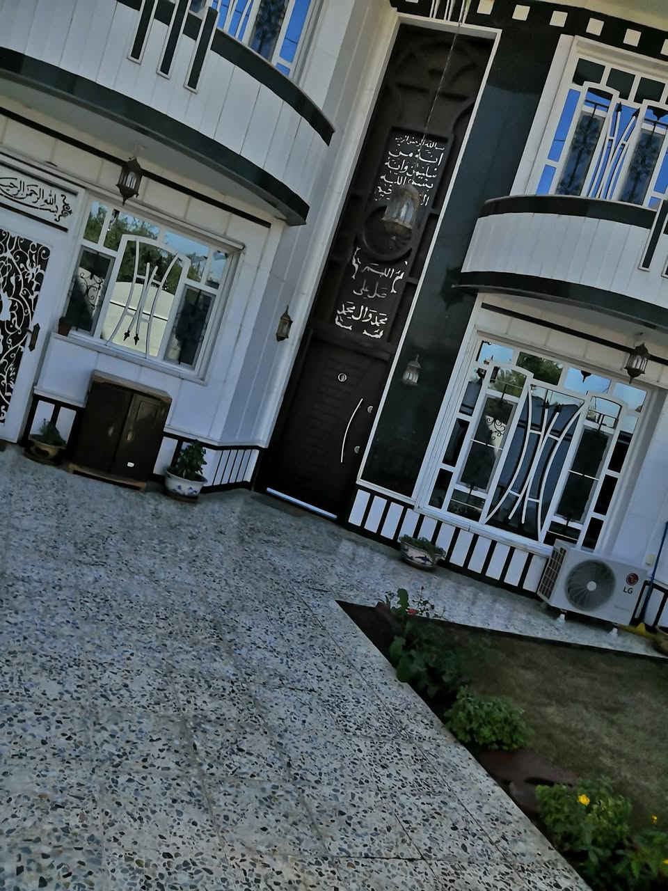 السلام عليكم. (دار للبيع من المالك مباشرة). دار تجاري يقع على الشارع العام(اربع سايدات) مباشرة.. يبعد عن ساحة اللقاء ومزاد الزهور بحدود ٣٠ متر باتجاه بلدية المنصور بناء فوق الدرجة الأولى المساحة (٢٢٠ متر) الواجهة (٨ متر) سند منفصل بأسمي للإستفسار الاتصال على الرقم ***********.
