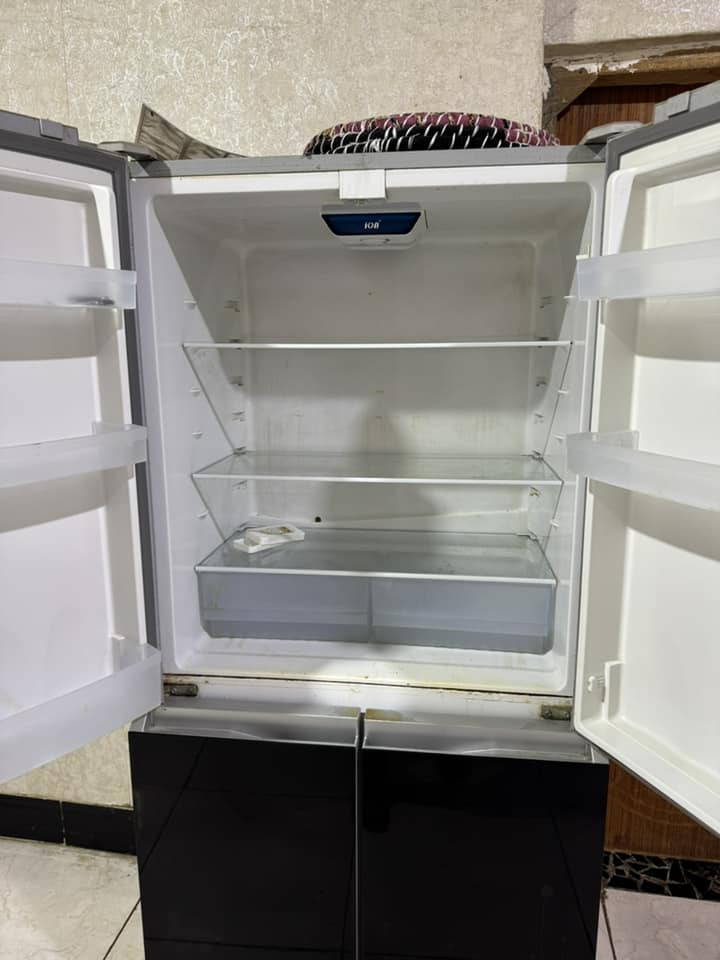 ثلاجة 4بيبان للبيع تشتغل بس ما تبرد الثلاجه مثل ما بالصور نظيفه بس تحتاج صيانه السعر 250وبيها مجال مكاني الزبير رقم  ***********
