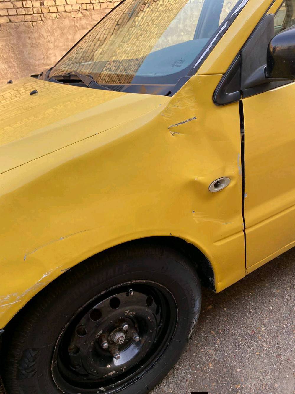 697 
السيارة معروضة للبيع، لونها أصفر وموديل سيدان. السيارة موضوعة في حالة جيدة بشكل عام ولكن بيها بعض الأثر على الجسم من الخارج. المحرك نظيف ويعمل بصورة جيدة، والداخلية نظيفة ومريحة. فرصة جيدة اللي يدور على سيارة عملية بالسعر مناسب.