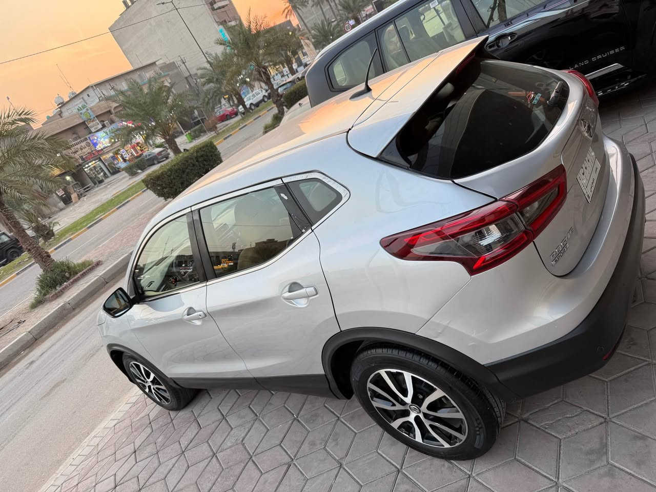 ‏السلام عليكم من رخصة الادمن المحترم 
 للبيع نيسان روج سبورت 2021 بغداد 
المواصفات 
محرك 2000 
فور ويل 
3 انضمة قيادة 
داخل جلد قرميدي 
ويل كب وتخم تاير 
رادار امامي 
رادار جانبي 
حساسات خلفية 
ماشية 62
شاشه وكار بلي 
لايت ليد 
بك لايت ليد 
تبريد ثلج  
تحكمات استيرن   
صبغ شبه عام وصور الحادث بلمنشور 
بدون ايرباك فقط البردة ودواخل وشاصي وراديترات بلادي  
السعر ( 128 ) ورقة وبيها مجال 
المنصور الداودي 
‏‭*********** بغداد, العراق
