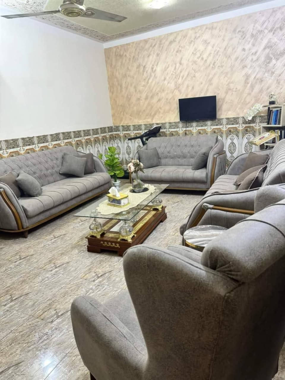 السلام عليكم
بيت للبيع في التأميم القادسيه الثانيه /

قرب اعدادية الصناعة المهنية

تفاصيل البيت :

طابق واحد

غرفتين نوم

ديوانية

استقبال وحمام داخلي وخارجي

مطبخ

حديقة

مساحة البيت 240م

السعر 110 قابل للتفاوض

البناء قديم صالح للسكن والايجار

للتواصل على الخاص او على الرقم
***********
