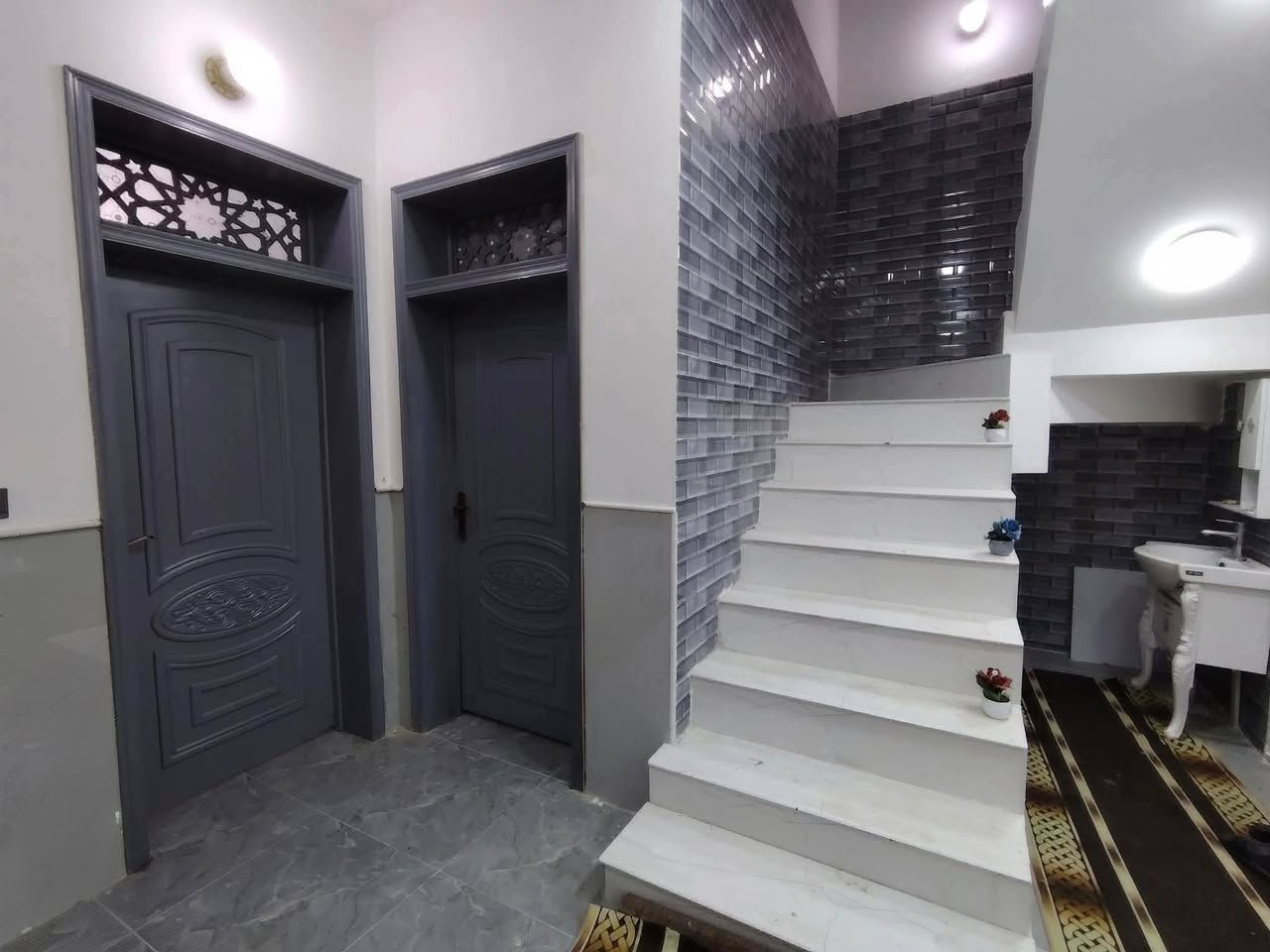 يا الله
السلام عليكم
دار للبيع المساحه 200م طابقين طابو زراعي سند 25 مع قرار محكمه مرقم من قبل البلديه يتكون من غرف نوم
عدد 4 واستقبال ومطبخ وصاله كبيره وتخاريج داخليه وخارجيه وبيت كامل من كلشي جيب غراضك وكعد
والصور كدامك للاستفسار أكثر اتصل ***********
السعر155 مليون مع المجال
عنوان المكتب شارع الصب مقابل ملحق قريه الغدير
النجف الاشرف عمود 314
