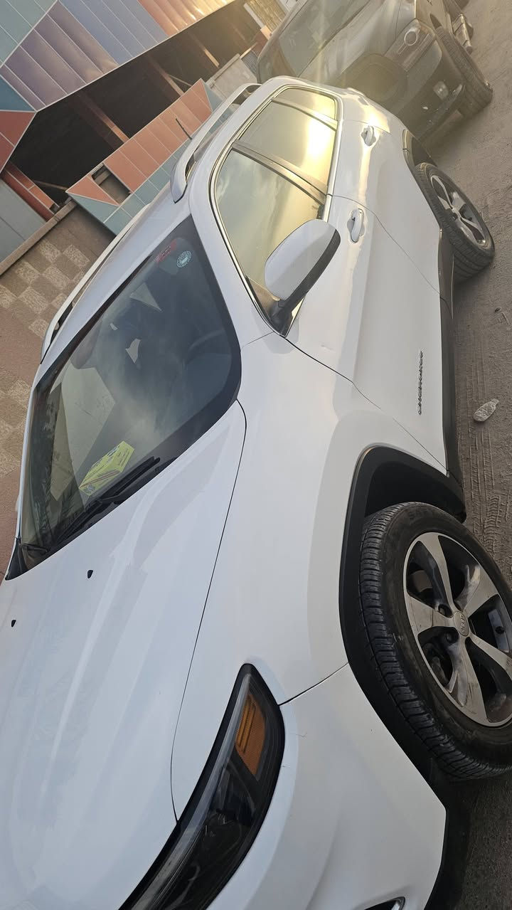 جيب شيروكي موديل 2020 فول مواصفات ما عدا التنته محرك 2.4L صور الحادث مرفقه بالمنشور عداد المسافة 104 ألف km السيارة بأسمي السعر 140 ورقة وبيهة مجال 
مكان السيارة بصرة 
***********
