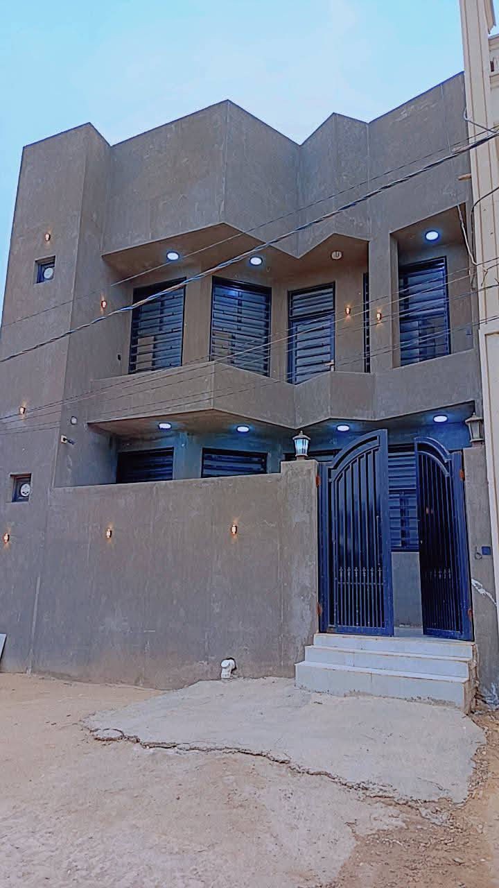 متاح في كربلاء للبيع قرب باب بغداد
السلام عليكم ورحمة الله وبركاته  
شارع فندق البارون بيت مساحه 120 متر 
الواجهة/ 8 / النزال / 15 طابقين( 4 ) غرف نوم + ( 4 ) (مجاميع صحيات)  + (صالتين )+ (مطبخ )+ (ستقبال ) + ( منور ) + بناء طابوق جمهوري بناء 2024 ) الواح بورسلين وتصفير مادة شرط شغل درجه اولى تفحص من قبل اي مهندس السعر/ 185/ قابل للتفاوض/ ***********
