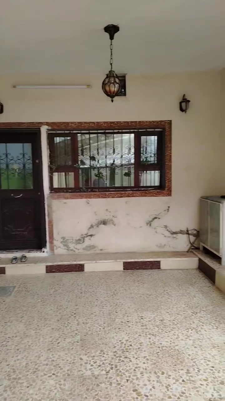 دار سكن للبيع مساحة ٢٠٠ متر ثلاث غرف نوم واستقبال ومطبخ وهول وصحيات داخلية وخارجية وكراج سيارة الدار نظيف جدآ السعر ١٦٥ مليون ومجال طابو ملك صرف النداء قرب جامع السلام للتواصل *********** وتساب و اتصال
