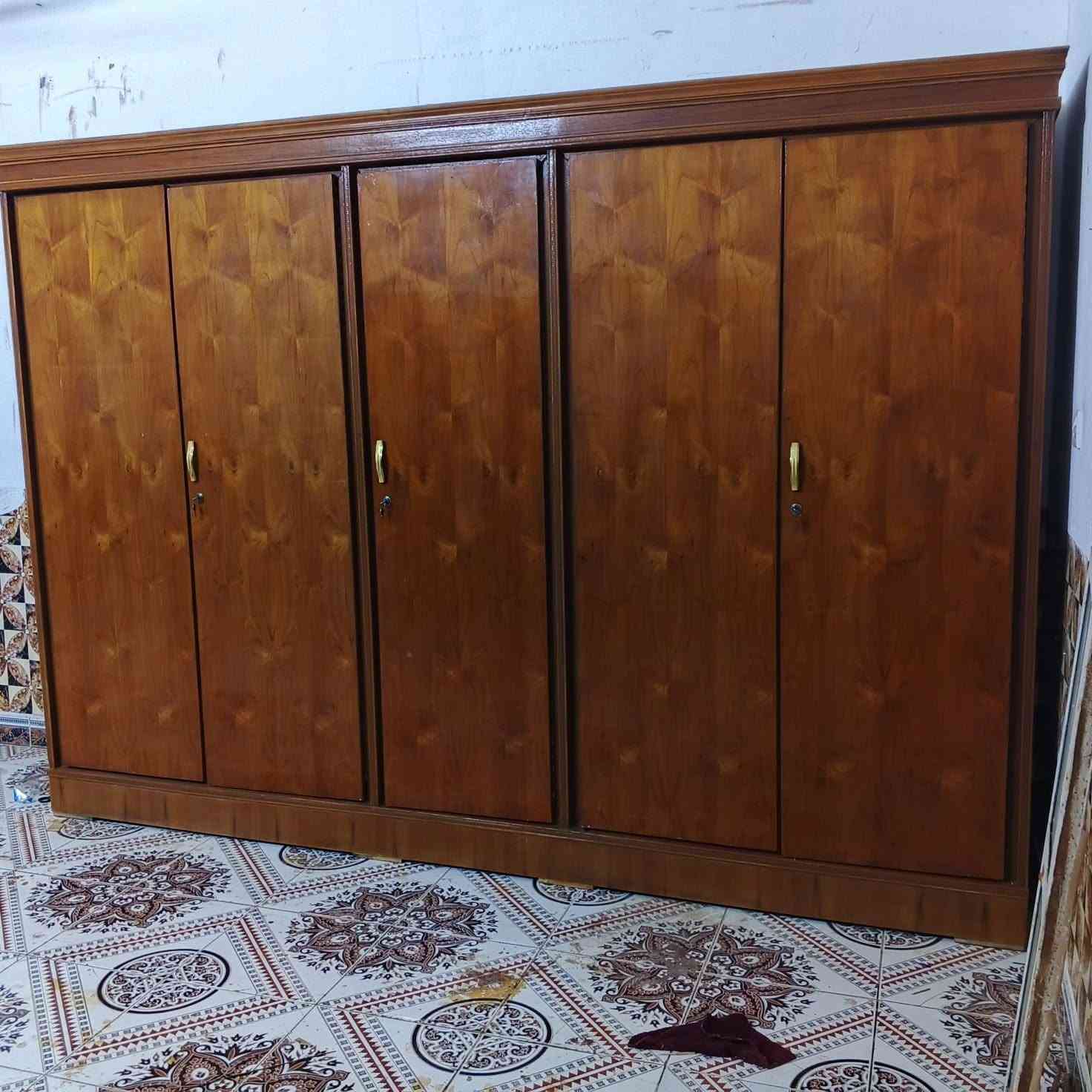 كناتير عدد حطاطه 5 ابواب طابق واحد سعر الواحد ٣٠٠ وبي مجال لشراي العنوان رمادي الجزيرة للإستفسار ***********
