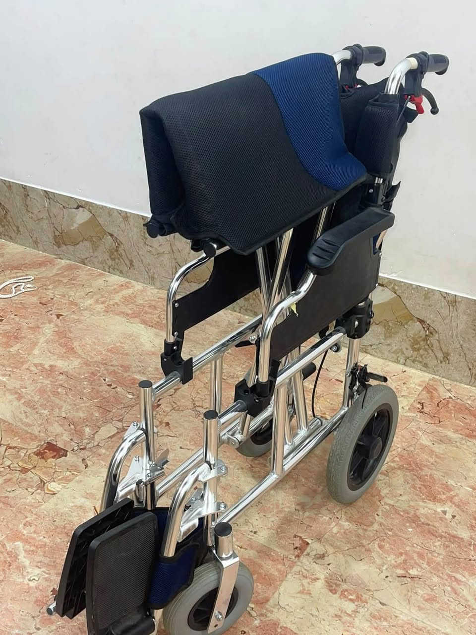 عربانة لكبار السن او المعاقين جديده خفيفة الوزن تطبق حديد ستيل حجم كبير عرض المقعد 50 تحمل وزن اكثر من 140K للاستفسار مراسلة الخاص أو الاتصال على رقم 
***********
