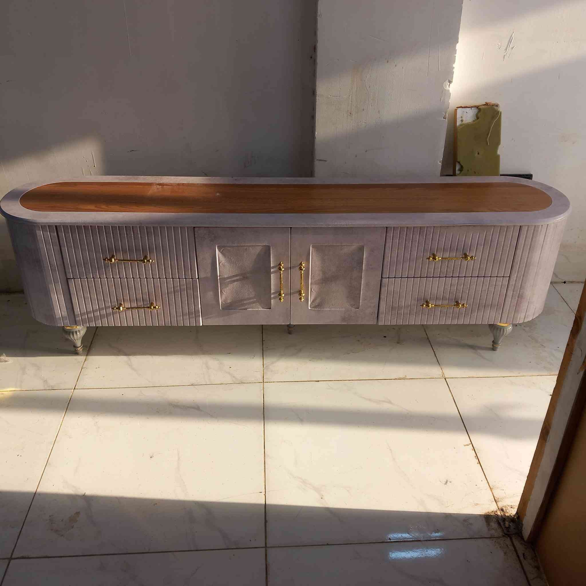 ميز بلازمه للبيع اي استفسار اتصل برقم ***********
