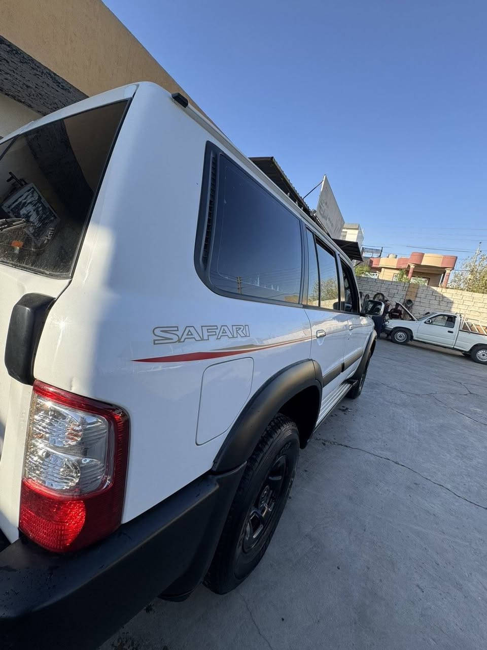 نیسان پاتڕۆڵ صقڕ 2002  سعری ١٣٩ گەڵا تەحویل عەسڵ 
کۆبۆن بەنزینی هەیە
بێ بۆیاخ 
بێ سارد 
بێ چاڵ 
بێ کرانەوە 
لۆک لۆک 
کەم ڕۆشتوو 
هەموووگیانی شوشەیی
تاقانە 
هەموو گیانی لەسەر دەقی بیلادیە دەسکاری هیچ شوێنێکی نەکراوە

بەرگە سەقفو گاعی و بەرگەدەرگاکانی بیلادین هیچی دڕاوی نیە
ساڵۆنسای بیلادیە 
سەنەوی هەتا 2029 تازەیە 
سعری تەنها 139 گەڵا 
***********٥
*********** 
ئەدمینی دڵ ❤
