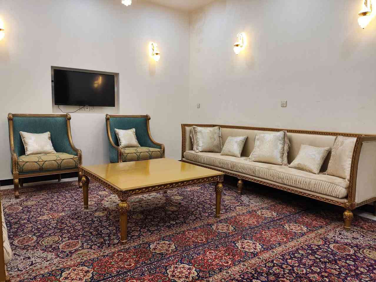 السلام عليكم تخم زان كويتي قماش وتر ابرو
12مقعد  قنفتين اكبار  مع كراسي ثنين مع طبلة كبيرة
نضافة نضيف جدا 
العنوان بغداد
تواصل على رقم *********** اوتساب او تصال
