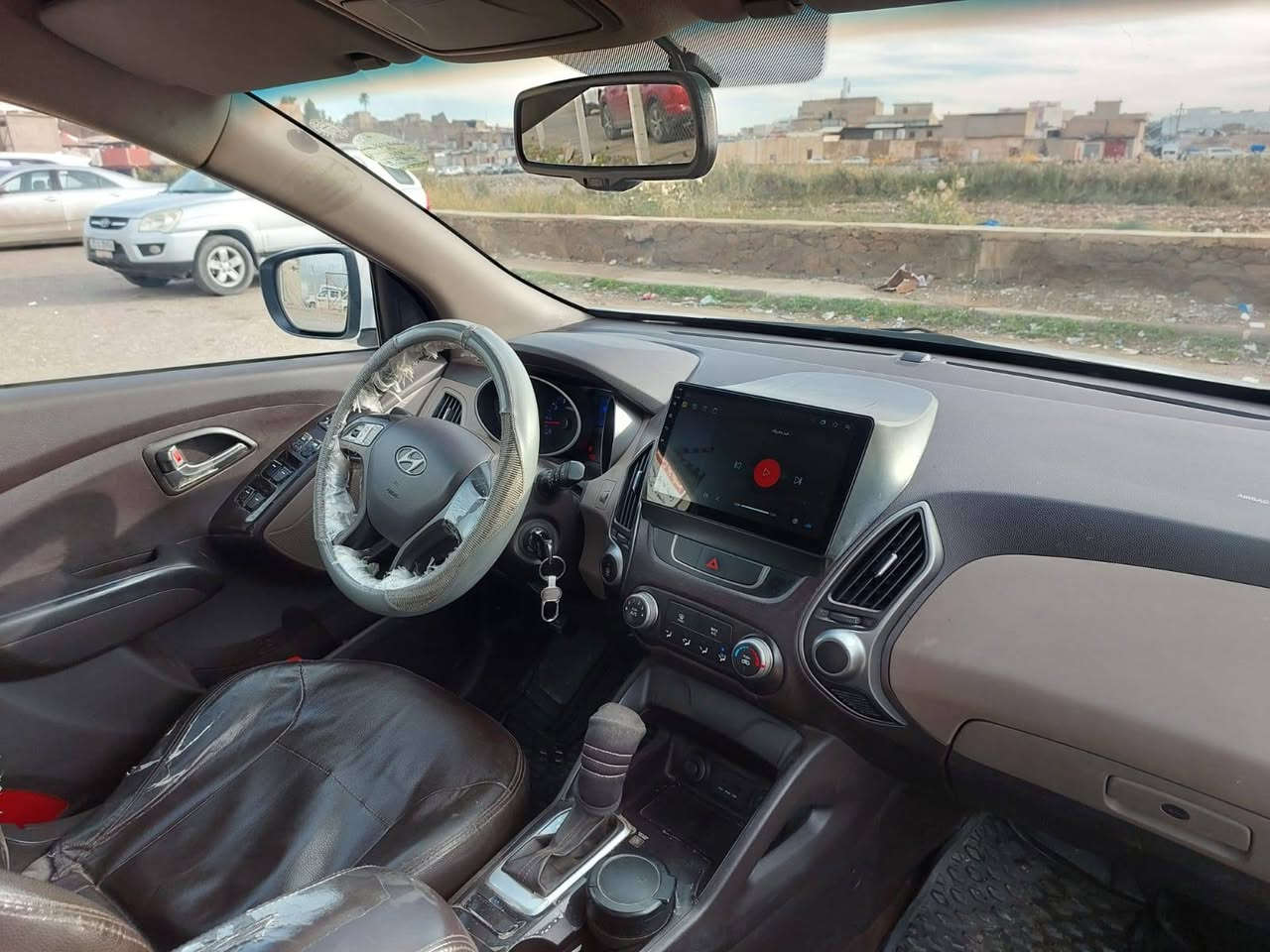 سيارة توكسان موديل 2015 ماشي 104 km مئة واربعه كلم..سنوية سليمانیة  بٲسمي ینتهي بعد شهر .مكفولة المكینة والكیر ومابیها ضرر غیر ..البونید صبغ اكثر من ربع .وتعدیل بارد بدون صبغ لباب الخلفي ورا السائق....السعر 165  للاستفسار الاتصال برقمي ***********
***********
السيارة بكركوك
گێر مکینە هەمووی بەشەرت
