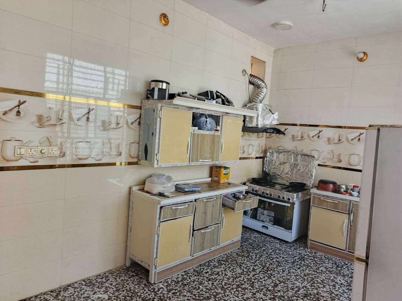 للبيع بيت حديث مساحة 200متر مكان ورديه سيف سعد شارع 30 ثالث بيت عن شارع تبليط ملاحظه بيت مطلوب اسكان 19 مليون ينقطع من سعر بيت ***********
